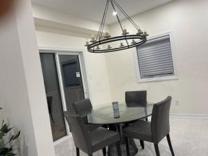 Ảnh trong thư viện ảnh của Treasure in Brant - 4 Bedroom Detached House ở Paris