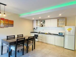 Dapur atau dapur kecil di Ubatuba Lofts Mar Azul - depto 1 hab