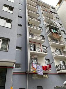 een appartementencomplex met kleren aan een waslijn bij Enzo home in Batoemi