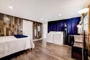 - une chambre avec un lit et un rideau bleu dans l'établissement Nash Boulevard Hideaway, à San Antonio