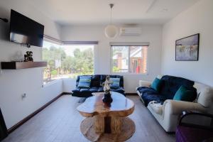 uma sala de estar com um sofá e uma mesa de centro em Casa de Sara em Villa de Juárez