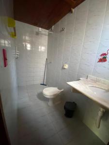 uma casa de banho com um WC e um lavatório em Pousada Pituba em Itacaré