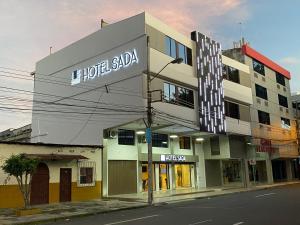 un edificio con un signo de saaq de hotel en él en Hotel Sada, en Guayaquil