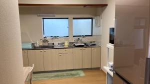 cocina con fregadero y ventana en Guest House Yasuragi Kamigoto - Vacation STAY 45616v, en Shinkamigoto