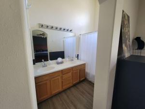 uma casa de banho com um lavatório e um espelho em The Perfect Getaway (5 mins from Eugene Airport) em Eugene