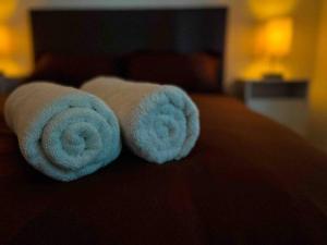 a pair of rolled towels sitting on top of a bed at Casa a 3 Min del Consulado in Ciudad Juárez