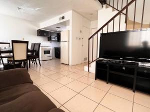 ein Wohnzimmer mit einem großen Flachbild-TV in der Unterkunft Casa a 3 Min del Consulado in Ciudad Juárez