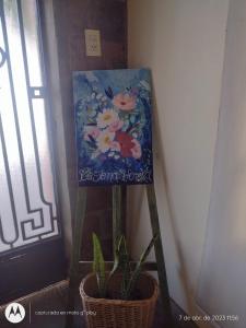 een schilderij op een ladder naast een plant bij Casona Veroka in San Pedro