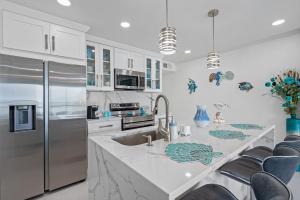 uma cozinha com um lavatório e um frigorífico em Welcome to Sea Forever - Balcony Water View Tampa em Tampa