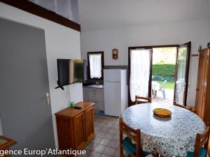 Fotografia z galérie ubytovania Maison de plain-pied avec piscine surveillée, proche commerces et mer - FR-1-705-5 v destinácii La Palmyre