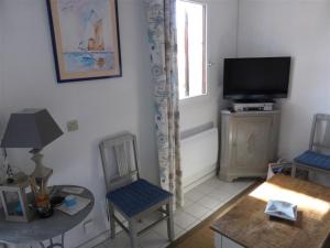 TV a/nebo společenská místnost v ubytování Appartement La Palmyre, 3 pièces, 4 personnes - FR-1-705-1
