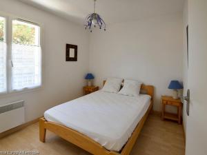 Postel nebo postele na pokoji v ubytování Maison La Palmyre, 3 pièces, 6 personnes - FR-1-705-2