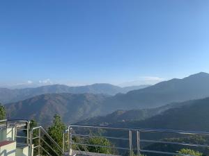 einen Balkon mit Blick auf die Bergkette in der Unterkunft Mountainshade Home in Kathmandu + 15 Fotos