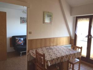 Televízia a/alebo spoločenská miestnosť v ubytovaní Appartement 2 Chambres Proche Plage avec Parking à Villers-sur-Mer - FR-1-712-19