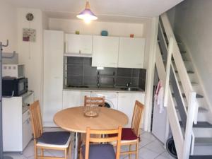 Kuchyňa alebo kuchynka v ubytovaní Charmant cottage duplex avec jardinet, proche mer, parking gratuit - FR-1-712-24