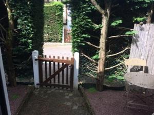 Vonkajšia záhrada v ubytovaní Charmant cottage duplex avec jardinet, proche mer, parking gratuit - FR-1-712-24