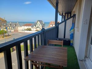 Balkón alebo terasa v ubytovaní 2 pièces avec balcon à 2 pas de la plage - FR-1-712-4 + 2 fotografie