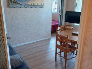 Televízia a/alebo spoločenská miestnosť v ubytovaní 2 pièces avec balcon à 2 pas de la plage - FR-1-712-4