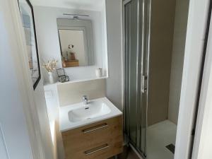 Kúpeľňa v ubytovaní Appartement en front de mer à Villers-sur-Mer face au Casino, 2P tout équipé avec parking privatif - FR-1-712-14