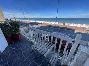 biała ławka na balkonie z widokiem na plażę w obiekcie Appartement en front de mer à Villers-sur-Mer face au Casino, 2P tout équipé avec parking privatif - FR-1-712-14 w mieście Villers-sur-Mer +4 zdjęcia