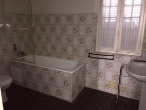 Kúpeľňa v ubytovaní Villa proche centre et plage, 5 chambres, jardin, terrasse, parking - FR-1-712-37 + 6 fotografií