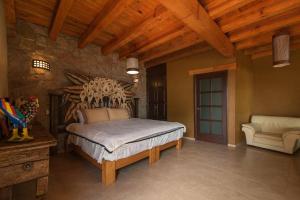 sypialnia z łóżkiem i krzesłem w pokoju w obiekcie Casa de campo nubes cerca de Morelia w mieście Patámbaro