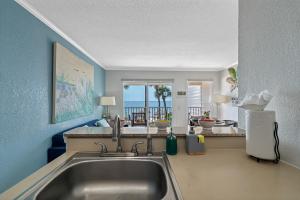uma cozinha com um lavatório e vista para o oceano em Paradise Beach Sailport Resort Condo em Tampa