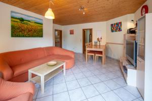 sala de estar con sofá y mesa en Apartment Liesertal, en Weiersbach