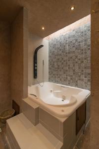 W pokoju znajduje się łazienka z białą umywalką. w obiekcie Casa de campo nubes cerca de Morelia w mieście Patámbaro
