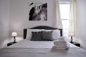 białe łóżko z stertą ręczników w obiekcie Casino 2 bedroom rental w Atlantic City