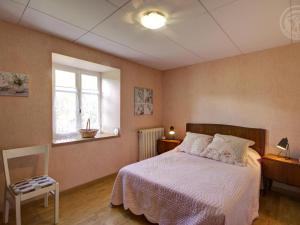 Schlafzimmer mit einem Bett und einem Fenster in der Unterkunft Gîte Saint-Symphorien-de-Lay, 3 pièces, 4 personnes - FR-1-496-278 in Saint-Symphorien-de-Lay