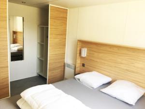 Säng eller sängar i ett rum på Mobil-Home Jullouville, 3 pièces, 4 personnes - FR-1-361A-59