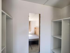 En eller flere senge i et værelse på Mobil-Home Jullouville, 3 pièces, 4 personnes - FR-1-361A-59
