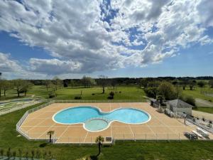 una vista aérea de una piscina en un campo en Appartement L'Aiguillon-sur-Vie, 3 pièces, 6 personnes - FR-1-224-797, en LʼAiguillon-sur-Vie