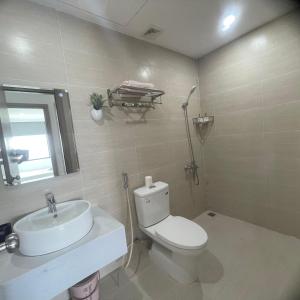 a bathroom with a white toilet and a sink at Tim Homestay Nera Garden in Hue