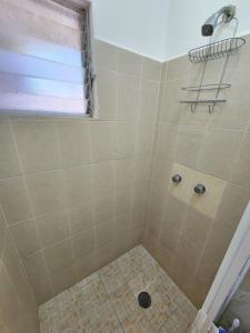 y baño con ducha y suelo de baldosa. en Depa Calpan, en Santa Cruz Huatulco