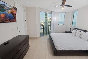 1 dormitorio con cama grande y ventana grande en Bali Bay 503 OF Myrtle Beach Hotel Room en Myrtle Beach