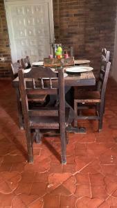 PARCELA VILLA PAU في Lebrija: طاولة خشبية مع كراسي وطاولة وكراسي