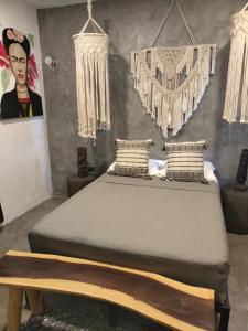 1 dormitorio con 1 cama en una habitación en San MARTÍN, en Cozumel