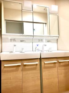 Baño con 2 lavabos y espejo en Guest House Kirara - Vacation STAY 88539 en Osaka