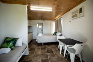 Postel nebo postele na pokoji v ubytování Sarina Palms Caravan and Cabins Village + 12 fotografií