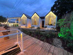 una casa en medio de un jardín por la noche en Retro Khe Sanh en Lao Bao