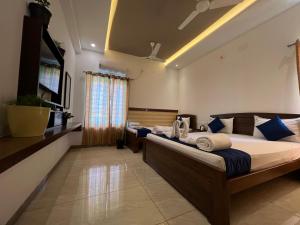 um quarto com duas camas num quarto em Raja Residency em Alāndurai
