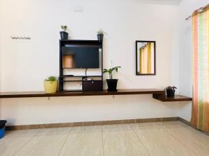 TV a/nebo společenská místnost v ubytování Raja Residency