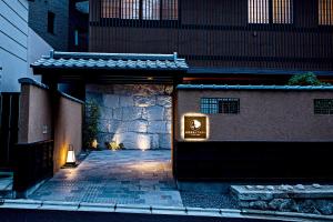 un bâtiment avec un panneau sur son côté dans l'établissement Baby Friendly Hotel Grapevine Kyoto, à Kyoto
