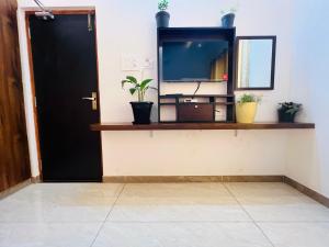 TV a/nebo společenská místnost v ubytování Raja Residency