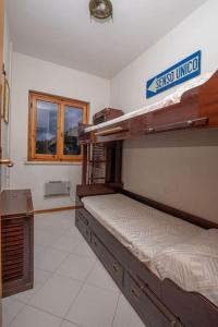 um quarto com 2 beliches num quarto em Affitti Brevi Toscana - Ospitalità al mare em Talamone