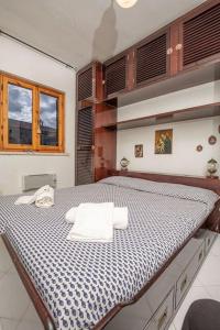 um quarto com uma cama grande e uma colcha azul e branca em Affitti Brevi Toscana - Ospitalità al mare em Talamone