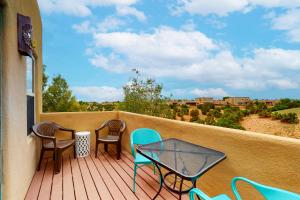 een patio met stoelen en een tafel op een balkon bij Casa Vistoso in Santa Fe
