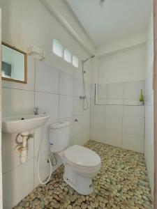 Ett badrum på Rinjani Houseboon